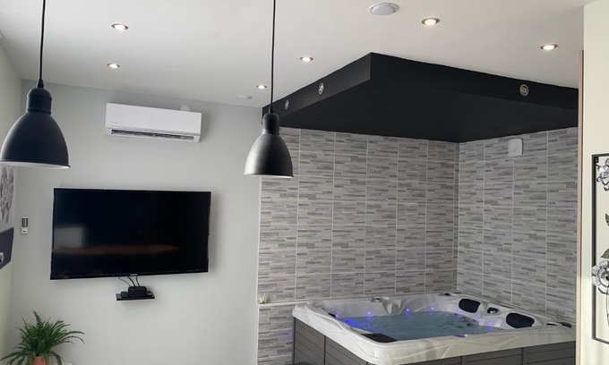 Aulnoy-lez-Valenciennes Apartment | Appartement spa gingko, N1 Valenciennes, Wifi, Netflix