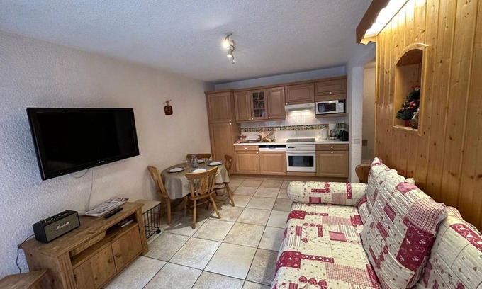 Meribel Centre Apartment | Appartement spacieux au cœur de Méribel, proche des pistes avec balcon et TV - FR-1-688-40