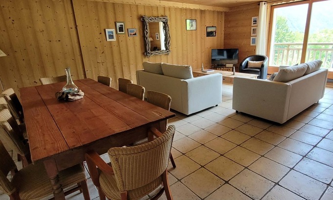 Samoens Apartment | Appartement Spacieux, Séjour et 2 Chambres Avec vue sur les Montagnes