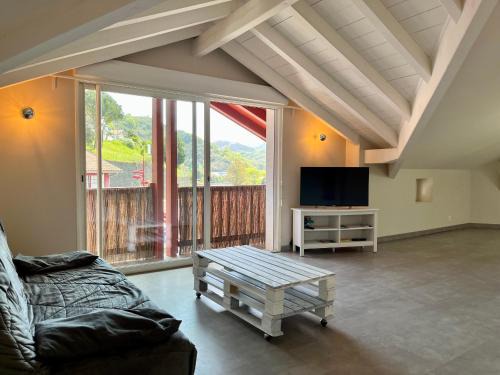 Urrugne Apartment | Appartement T3 neuf à Urrugne, proche frontière, commerces et plage, stationnement gratuit. - FR-1-239-931