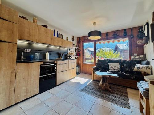 Samoens Apartment | Appartement T3 rénové, lumineux, balcon et parking au centre du village de Samoëns - FR-1-624-73