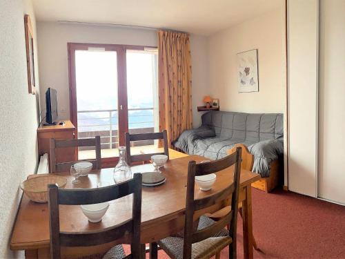 Villarembert Apartment | Appartement tout confort avec balcon, skis aux pieds, piscine chauffée, proche commerces et remontées mécaniques - FR-1-267-231