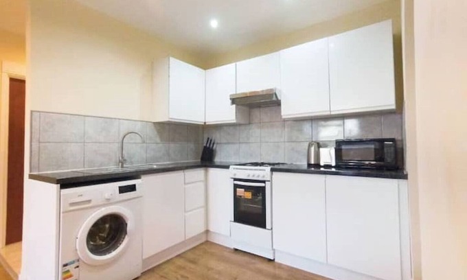 Hillingdon Apartment | Apple Garden A-6