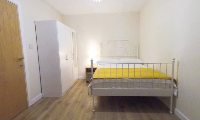 Hillingdon Apartment | Apple Garden B-5