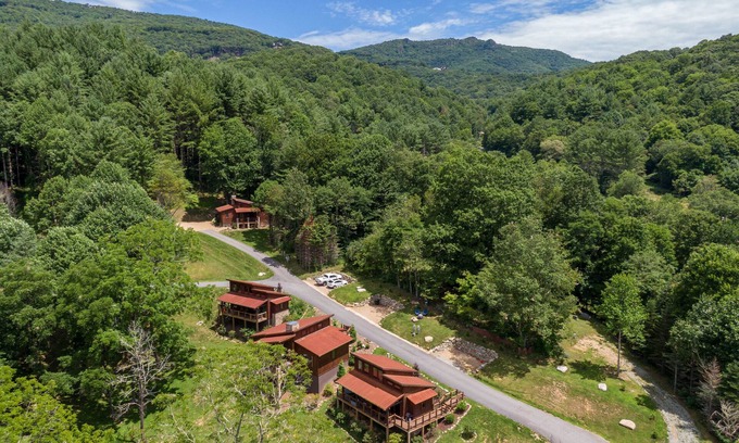 Banner Elk Cabin | Après Chalet at Eagles Nest - pet friendly, fire pit, in Fish Camp