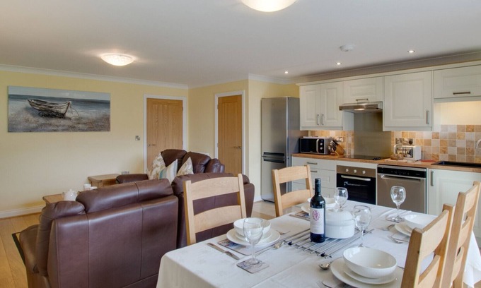 Horton House | Apricot Cottage - Two Bedroom House, Sleeps 4