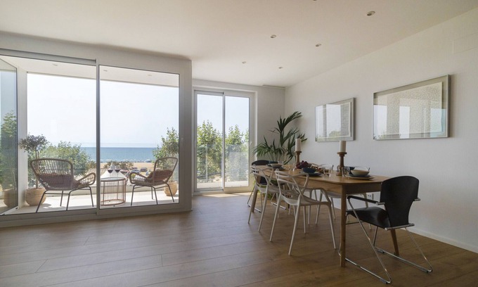 Calella Apartment | Apt. 1st line of the sea, spectacular views 6 pax, wifi and air conditioning. Vivalidays Apartour.