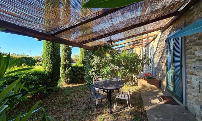 Camucia Apartment | Apt in 19th c farmhouse a/c, pool, garden & lovely views over the countryside