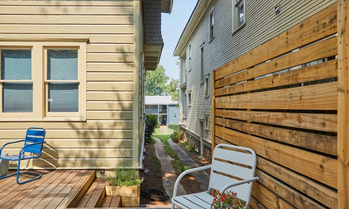 Five Points South Apartment | Apt2 Charles - Amazing Outdoors Dog-friendly