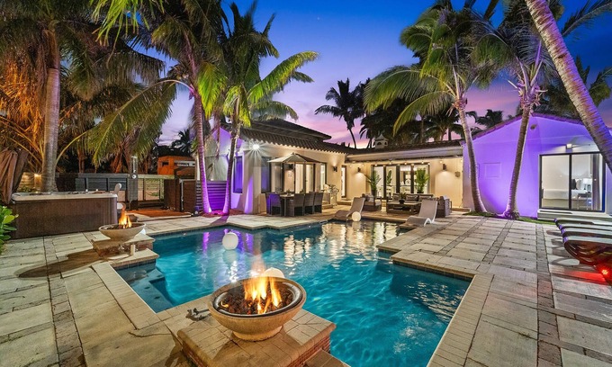 Hollywood Lakes House | Aqua Haven- Stylish Getaway with Pool and Jacuzzi