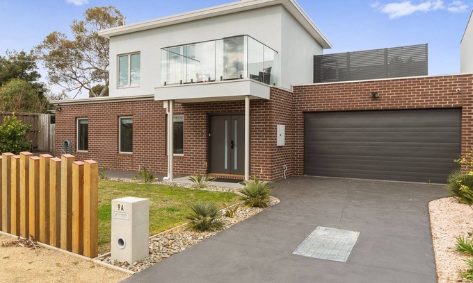 Capel Sound House | Aqua Vista Escape - Stylish 3-bedroom townhouse.