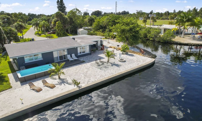 Warm Mineral Springs House | AQUA VISTA * WATERFRONT RESORT STYLE * NEAR BEACHES