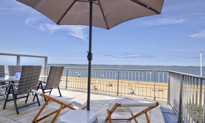 Arcachon Apartment | Arcachon Pereire - Seafront T2 with terrace and parking, direct beach access