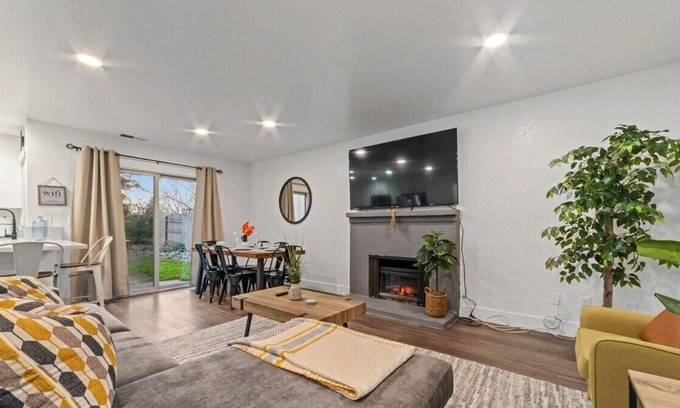 Citrus Heights House | Arcade Games w King Beds and a Private Backyard