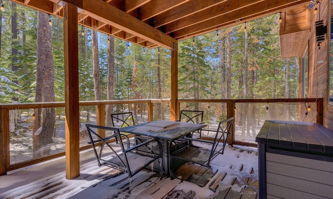 Pioneer Trail House | Arcades, Sauna, Spa, Pool Table, Dreamy Chefs Kitchen: The Lodge
