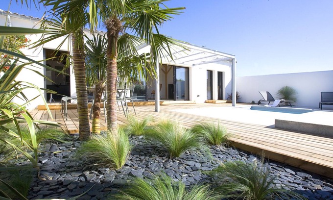 Sainte-Marie-de-Re Villa | Architect-designed villa with heated pool