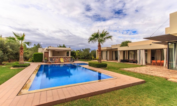 Sidi Abdallah Ghiat House | Architect-designed single-storey house with cook/housekeeper/services