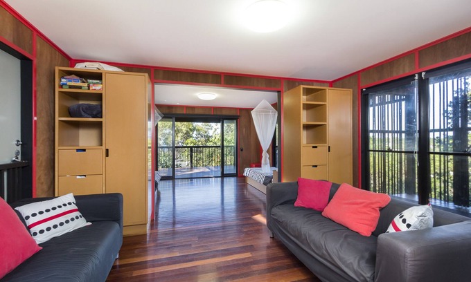 Point Lookout House | Architect designed family beach house perched high on a hill with water.