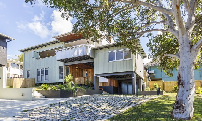Point Lookout House | Architect designed 4 bedroom house with ocean and bush views.