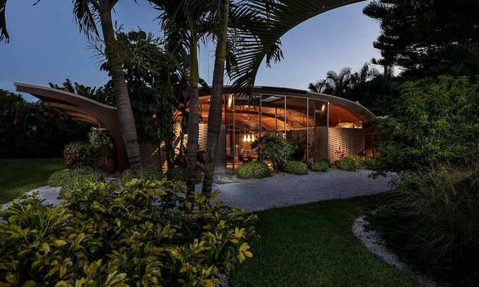 Venice House | Architectural icon by Architect Victor A. Lundy. Prime location near beach.