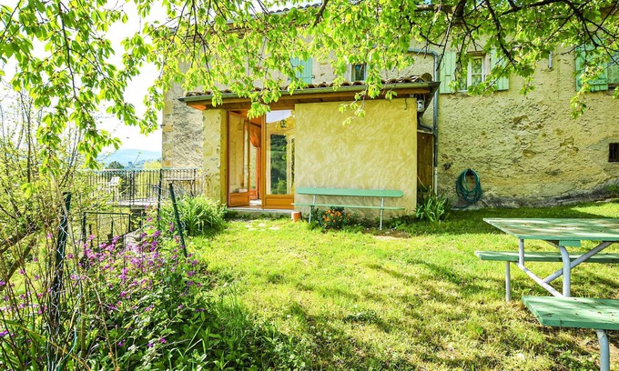Le Poet-Celard House | Are you ready to spend your vacation in an authentic and rustic cottage and private garden with view