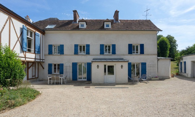 Louveciennes House | AREA OF TWO DOORS