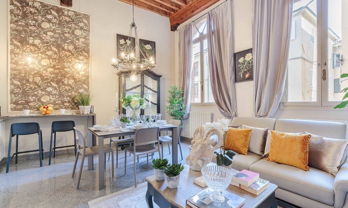 Lucca Historical Center Apartment | ARIAS APARTMENT in the iconic Piazza San Michele