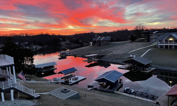Williamstown Cabin | Ark Encounter★ Lakefront Front Cabin, Dock Water Slides, Screened Porch Hot Tub★