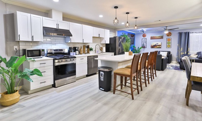 Central Arlington House | Arlington 3bd/1ba Hot Tub Hideaway, Huge Kitchen, Hot Tub, Deck, Firepit