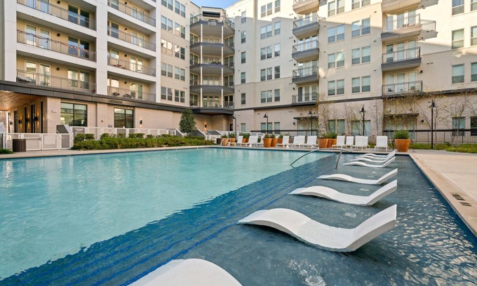 Central Arlington Apartment | Arlington Stylish 2BD 2BA Apartment