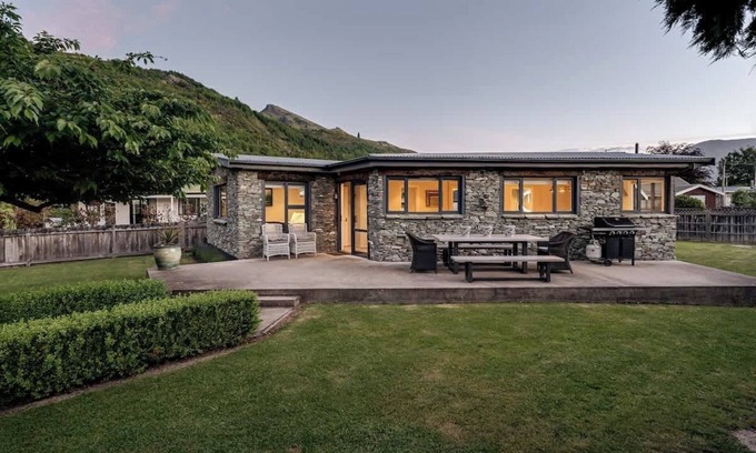 Arrowtown House | Arrowtown Stoney Cottage