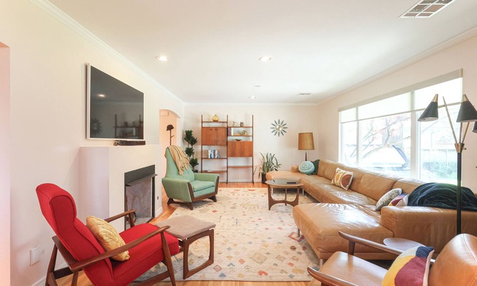 Tulsa House | Art Farm in Midtown Retro and Peaceful w/Hot Tubn