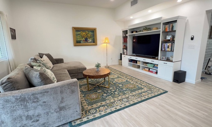 Swan Way Park House | Art-Filled Desert Escape in Central Tucson