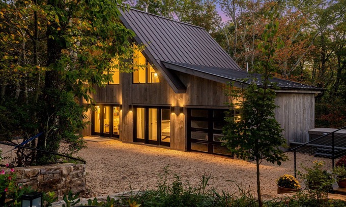Nellysford House | Art & Soul Guest House: Mtn Views + Hot Tub
