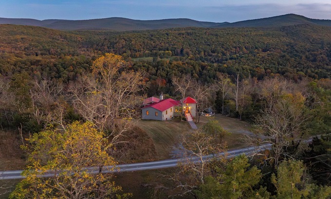 Lost River House | ArtHaus | Modern Mountaintop Oasis + Nature Spa