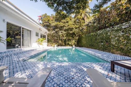 El Portal House | Artist Den Cozy Home with Pool and Parking