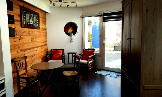Camaret-sur-Mer Apartment | Artist's gîte 50 m from the sea and stores, quiet, flower-filled street