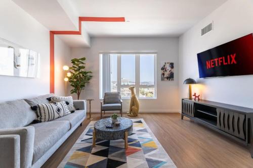 Little Tokyo Apartment | Artsy Home in Lil Tokyo-Free Parking-1Mi to DTLA