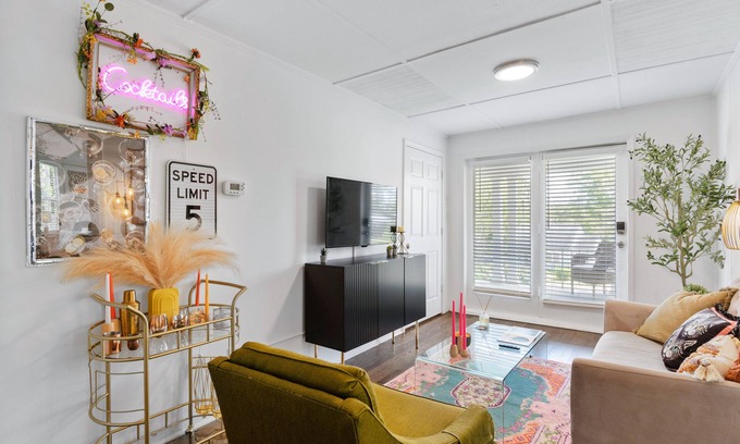 Hapeville House | Artsy, Retro and Spacious Home, 6 minutes from Airport with Ample Privacy