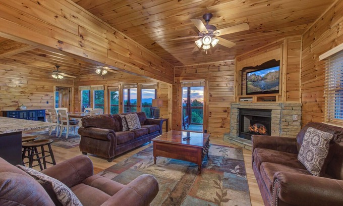 Gatlinburg - Pigeon Forge Resort | As Good As It Gets is a spacious 4 bedroom cabin located in Starr Crest Resort