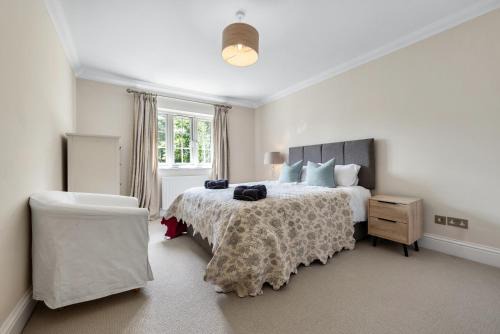 Ascot House | Ascot Spacious 4 Bedroom Home with Driveway
