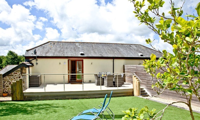 Maenporth Cottage | Ash Barn - a cottage that sleeps 5 guests in 2 bedrooms