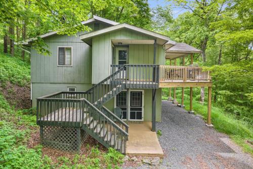 Wolf Laurel House | Ash Vale by AvantStay Spacious Deck w Views Ping Pong Table