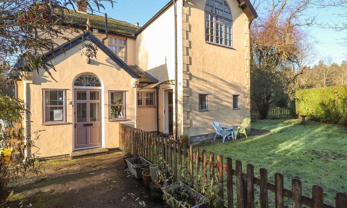Holton Le Clay Cottage | ASHFIELD STUDIO, pet friendly, with a garden in Market Rasen