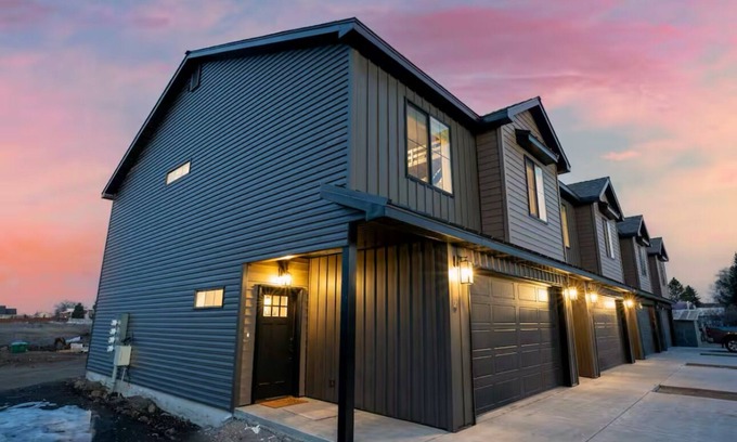 Ashton House | Ashton Escape - Newly built townhome with AC in charming Ashton