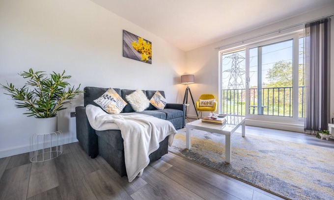 Staines Apartment | AshView 4 - Heathrow - Thorpe Park - Free Parking