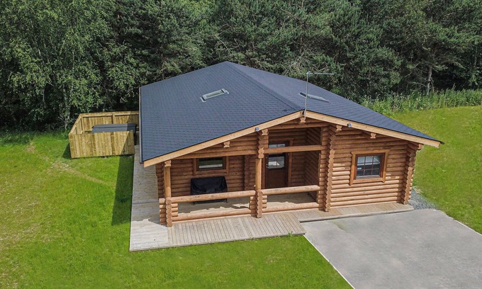 Morpeth Apartment | Aspen Lodge - Spacious Lodge - Hot Tub!