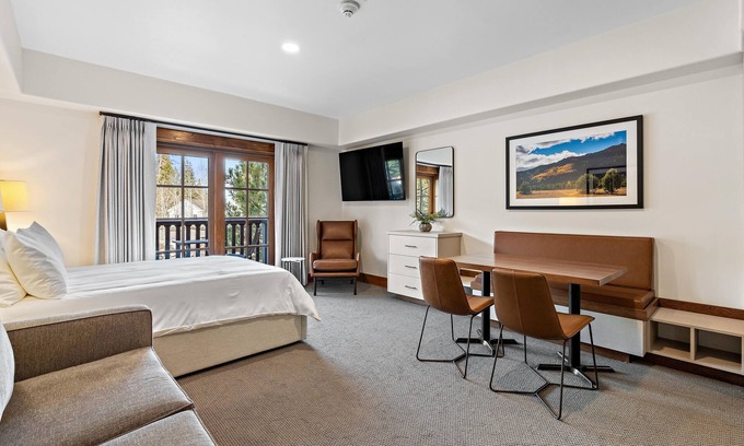 Tamarack Apartment | Aspen Mountain Lodge Queen Studio Condo - Relaxing Studio with Balcony