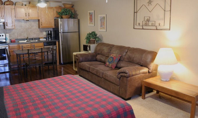 Red River Apartment | Aspen West Deluxe 3 - In Town - On Main St - Cozy