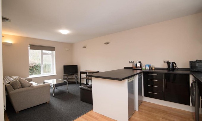 Maidenhead Apartment | Aston Henry James Courtlands Cosy apartment close to Maidenhead train station